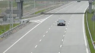 Pusta autostrada, auto na środkowym pasie. 