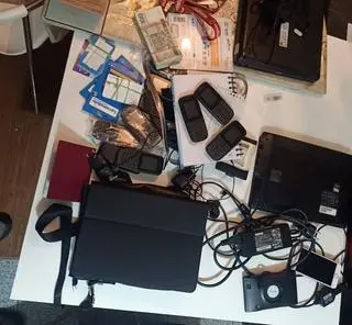 Policja zabezpieczyła między innymi kilkadziesiąt telefonów komórkowych
