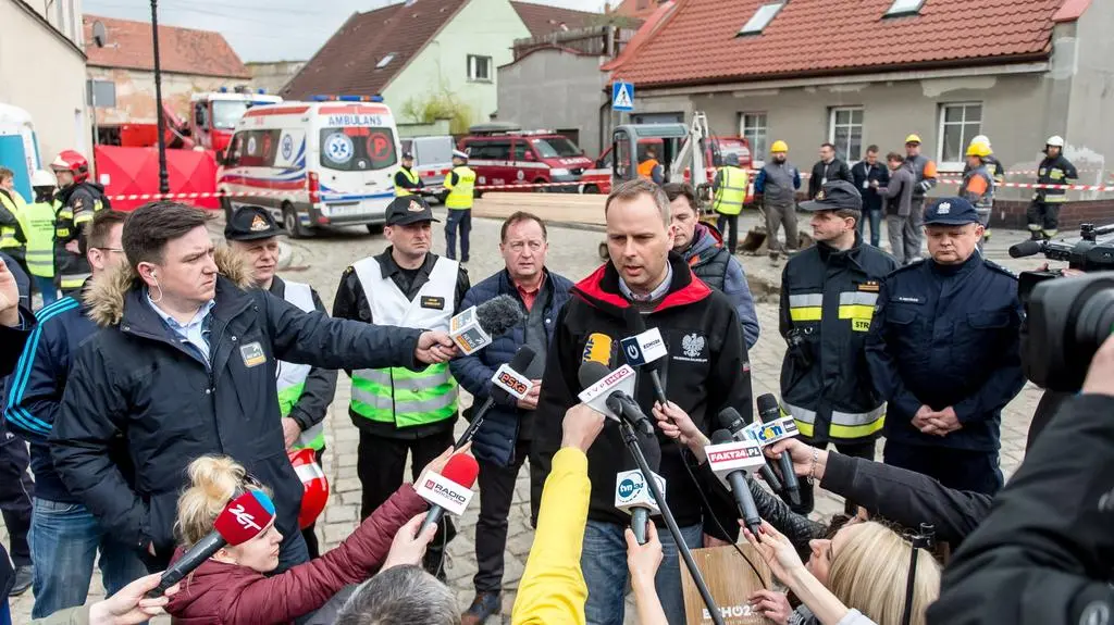 Wojewoda dolnośląski: piata ofiara śmiertelna zawalenia kamienicy