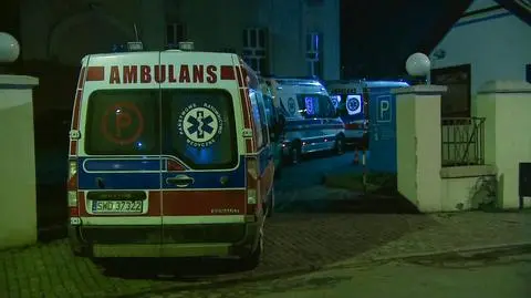 W kolejce przed szpitalem stało 17 karetek. "Mimo rezerwacji nie ma miejsc dla pacjentów"