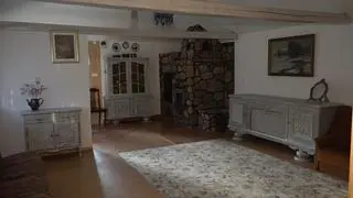 Po willi w Karczowiskach Górnych ekipę TVN24 oprowadzał prezes Fundacji Dumni z Elbląga