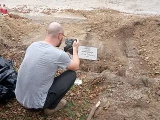 W ziemi leżały szczątki dwóch osób 