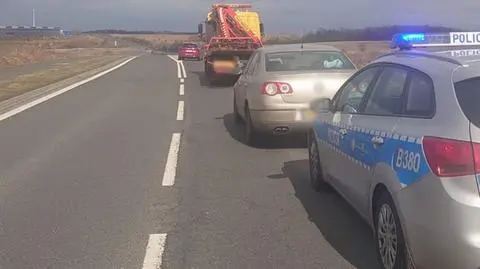 22-latek z zakazem kierowania uciekał, kradzionym autem, przed policją