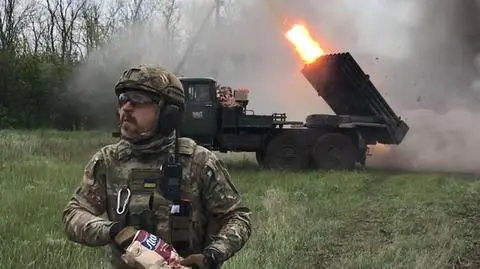 Artylerzysta z paczką chipsów, a w tle działająca wyrzutnia Grad. "Zachowujemy wewnętrzny spokój"