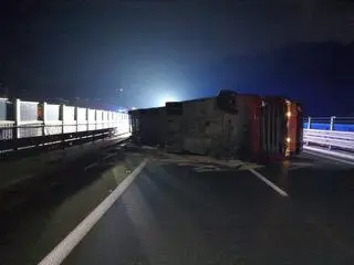 Ciężarówka przewróciła się na zakopiance w Lubieniu