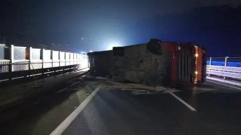 Ciężarówka przewróciła się na zakopiance w Lubieniu