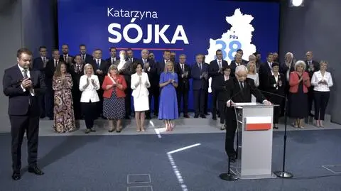 Prezes PiS czyta "Czarnecki", wyświetla się "Sójka". Wpadki na prezentacji jedynek PiS