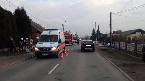 Policja: 9-latek wbiegł pod samochód, ma złamaną nogę