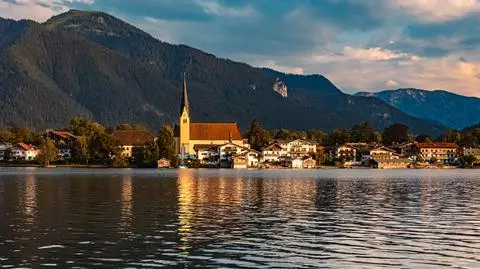 Bajkowe miasteczko przyciągało oligarchów, teraz mieszkańcy powiedzieli "dość". Ale nie wszyscy