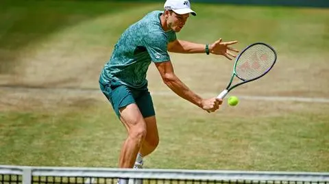 Hurkacz rozbił lidera rankingu. Ma pierwszy tytuł na trawie