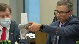 Poseł Rutka przepuścił jedną ze stron dokumentu przez niszczarkę