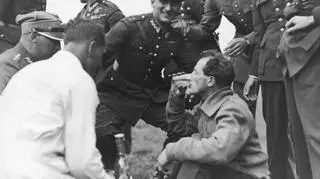 Kapitan pilot Leopold Pamuła pije lemoniadę przed odlotem do Pragi, 1929