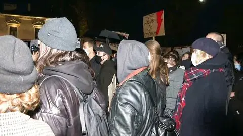 Tłum protestujących na rynku w Nowym Targu