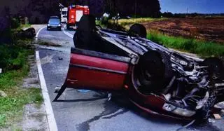 Pijany kierowca przewoził dwójkę dzieci, samochód dachował