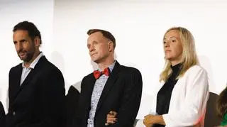 Filip Kaczkowski oraz Żaneta i Patryk Galewscy podczas premiery filmu "Johnny" 