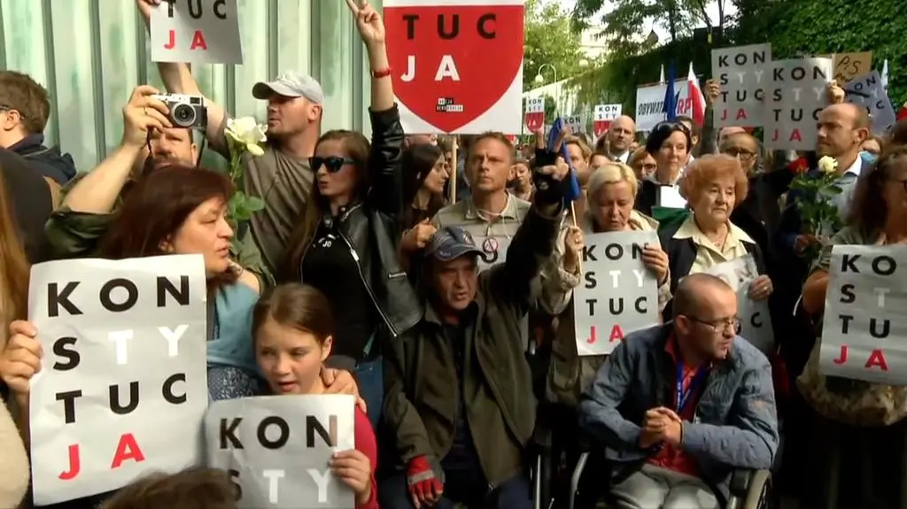 Protestujący śpiewają hymn