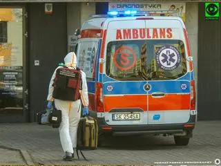 Karetka i śmigłowiec wezwane do zakażonej 83-latki
