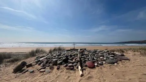 "Grób" Zgredka na plaży Freshwater West w Walii