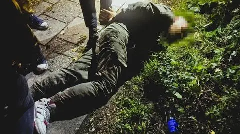 Groził ekspedientce bronią, zabrał gotówkę i uciekł