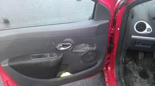 Skopał drzwi samochodu
