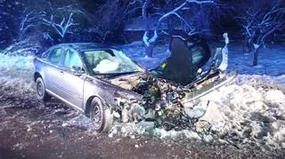 Zderzenie tira z osobówką. Ciężarówka wjechała w dom w Zaleszanach