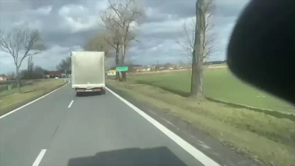 Silny wiatr przewraca na wiadukcie samochód dostawczy, a ten zatrzymuje się na barierce