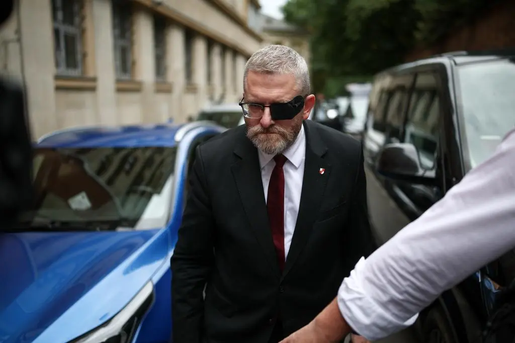 Grzegorz Braun przed krakowskim oddziałem IPN