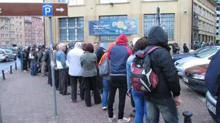 Około trzysta osób czekało na monety wybite z okazji Euro przed wrocławskim NBP