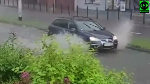 Zalane ulice, posesje, uszkodzone samochody. Ponad 300 interwencji strażaków