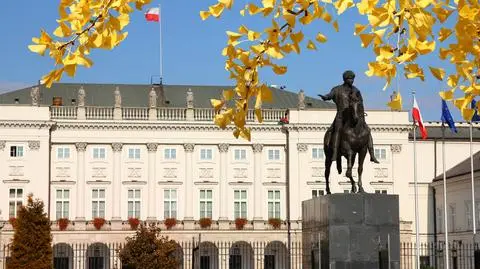 palac prezydencki jesien warszawa shutterstock_1851199615