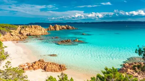 Poles among tourists fined for taking illegal "souvenirs" from Sardinian beaches