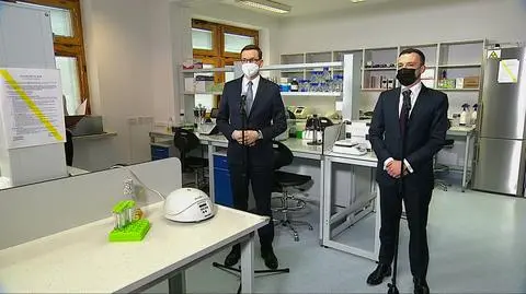 Premier Mateusz Morawiecki i p.o prezesa Agencji Badań Medycznych Radosław Sierpiński w siedzibie MIBMIK