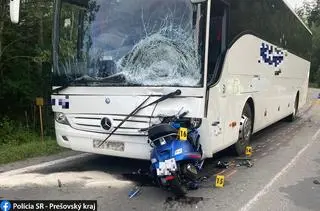Wypadek w Wysokich Tatrach na Słowacji. Motocyklista wjechał w autokar. Zdjęcie słowackiej policji