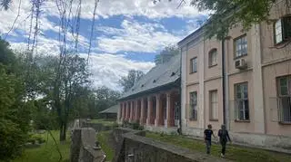 Zabytkowy budynek liceum w Boguchwale