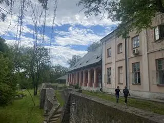 Zabytkowy budynek liceum w Boguchwale