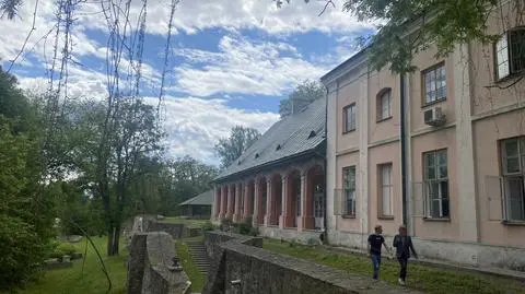 Zabytkowy budynek liceum w Boguchwale