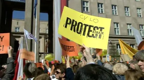 Pikieta przed MEN zorganizowana przez Warszawski Międzyszkolny Komitet Strajkowy