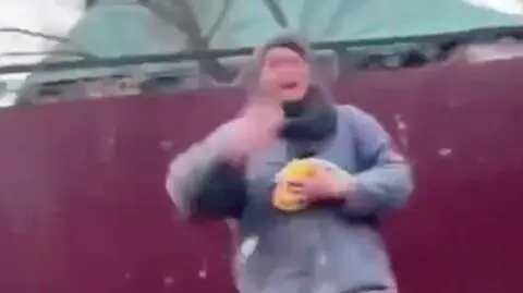 "Tak bardzo czekaliśmy". Łzy na widok ukraińskich żołnierzy po wyzwoleniu wioski 