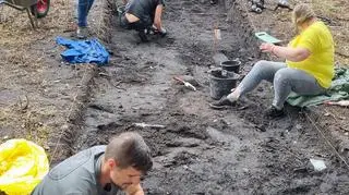 Archeologów podczas wykopalisk wspierają wolontariusze