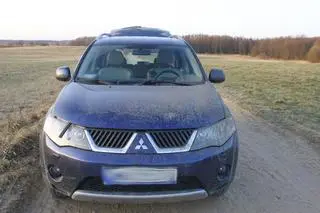 Policjanci zauważyli mitsubishi na warszawskich numerach rejestracyjnych