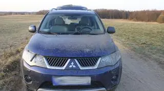 Policjanci zauważyli mitsubishi na warszawskich numerach rejestracyjnych