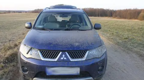 Policjanci zauważyli mitsubishi na warszawskich numerach rejestracyjnych