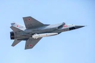 Myśliwiec MiG-31K z podwieszonym pociskiem Kindżał