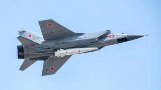 Myśliwiec MiG-31K z podwieszonym pociskiem Kindżał (zdjęcie ilustracyjne)