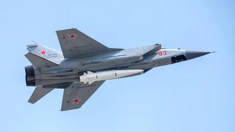 Myśliwiec MiG-31K z podwieszonym pociskiem Kindżał