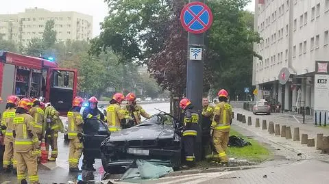 Auto wbiło się w słup na Woli. Strażacy wycinali kierującą z rozbitego pojazdu