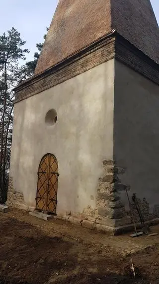 Wieża zyskała stylizowane wrota 