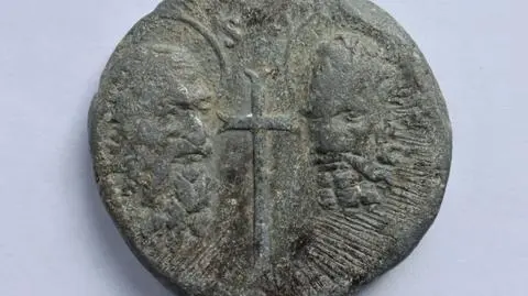Na awersie widoczne są wizerunki świętych Piotra i Pawła oraz krzyż