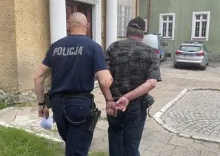 Policjanci zatrzymali 64-latka podejrzanego o znęcanie się nad psem