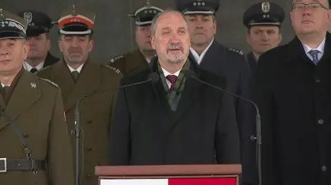 Szef MON Antoni Macierewicz w trakcie promocji żołnierzy rezerwy